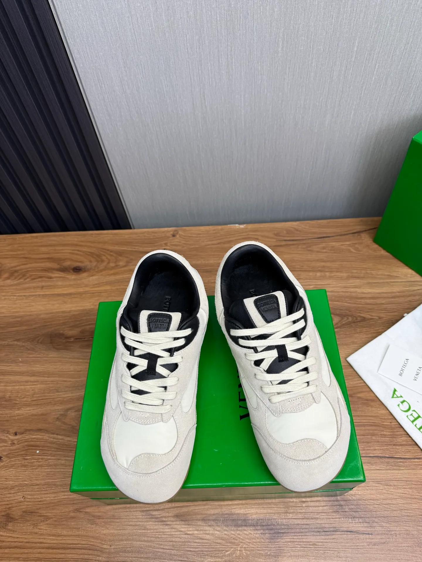 Men's men's shoes💰540💰 Bottega Veneta｜BV's new Forrest Gump shoes. Dexun shoes🩷💚 Sneaker technology nylon and suede, inspired by retro sneakers, light, comfortable, breathable and essential item. Original wear-resistant and non-slip rubber outsole❕❗️ Size: Female 35-40 (40 is custom-made and cannot be returned) Male 39-45 (45 is custom-made and cannot be returned or exchanged)